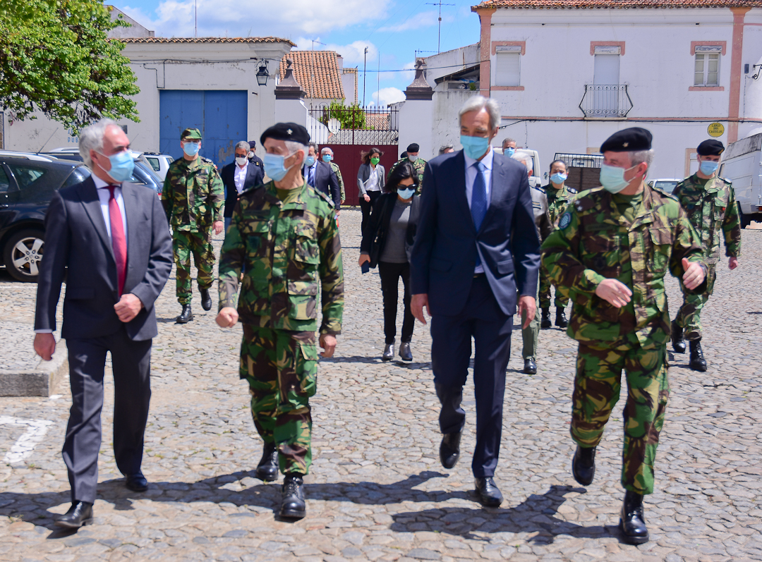 UnidadedeSadeMilitardevoraPresidentedoMunicpioacompanhavisitadoMinistrodaDefesaaolocal_F_4_1594215770.