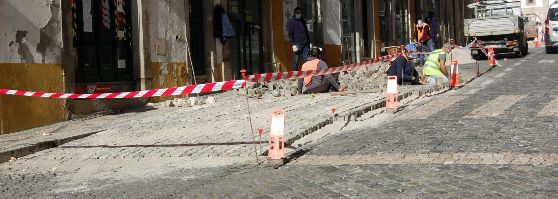 Projeto “Évora Turismo para Todos” – Prosseguem as obras de nivelamento de pas...