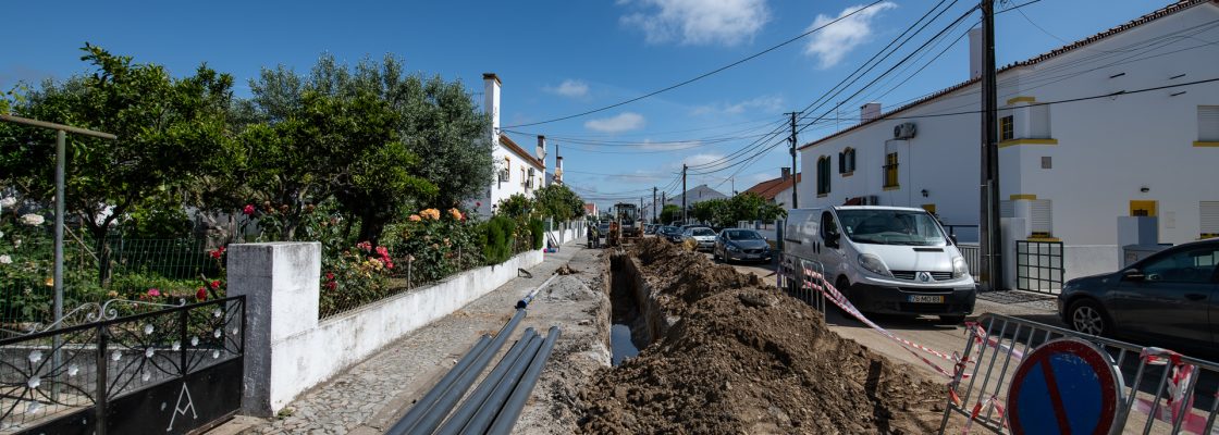 A remodelação das redes de água e saneamento dos Canaviais já começou