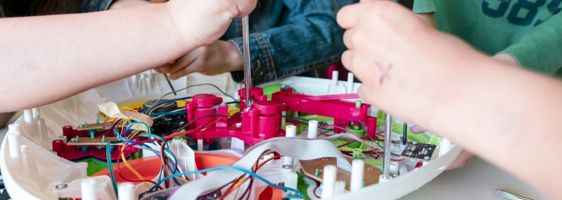 Projeto Replay realizou oficinas de reciclagem de brinquedos em escolas eborenses