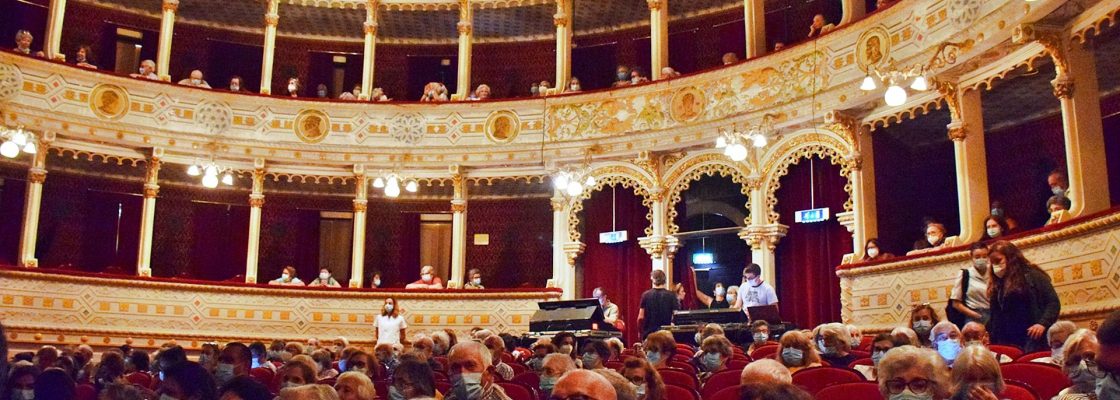 Seniores eborenses foram ao teatro no âmbito do Mês Maior