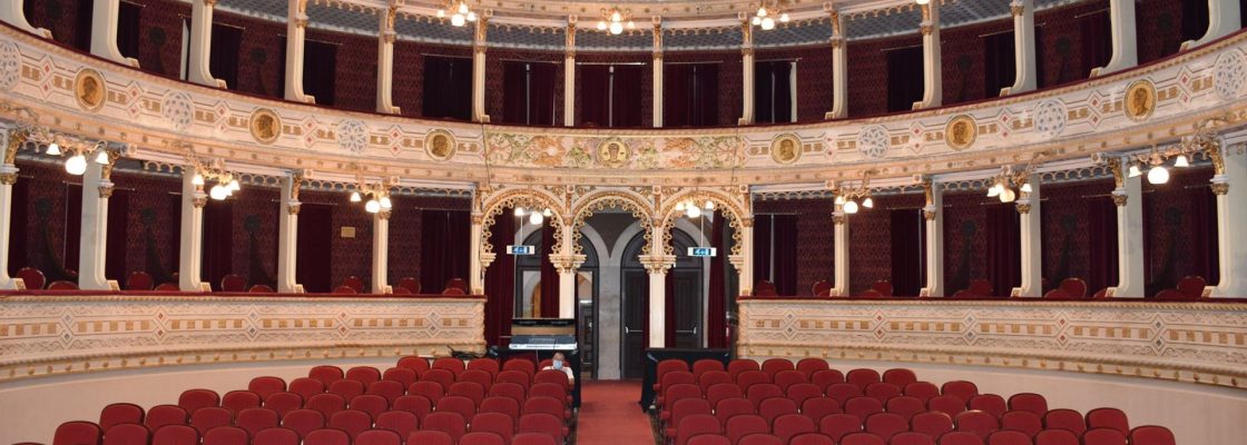 Sala principal do Teatro Garcia de Resende equipada com iluminação LED