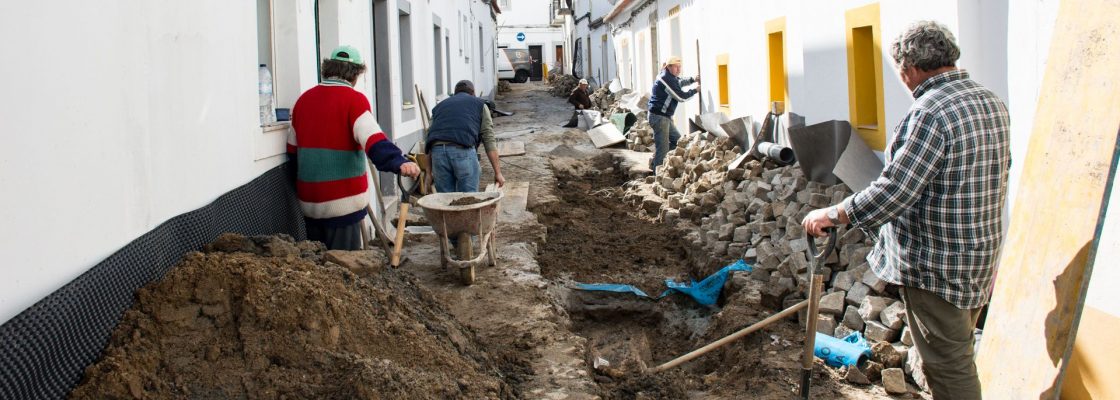 Está em curso a remodelação das redes de água e esgotos na Rua do Muro, Rua do Cabo e Largo d...