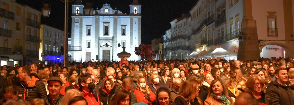 Comemorações do 25 de Abril: Praça de Giraldo encheu com espetáculo de Camané e participaç...