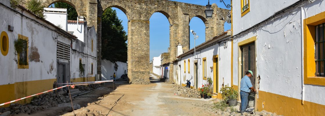 Está em fase de conclusão a obra de remodelação das redes de água e esgotos na Rua do Muro, ...