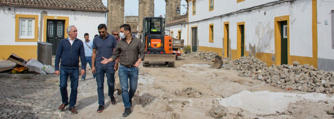 Presidente da Câmara visita a obra de remodelação das redes de água e esgotos da Rua do Muro,...