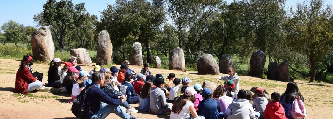 Aula de sensibilização para a educação patrimonial nos Almendres