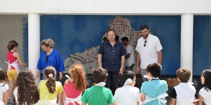 (Português) Projeto É COMO É realiza pintura de murais nas escolas