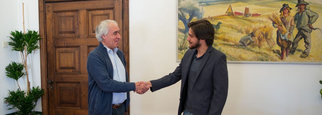 (Português) Presidente da Câmara recebe jovem embaixador ao Congresso da Organização das Cida...