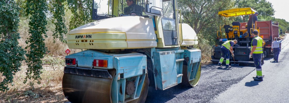 Trabalhos de Conservação e Manutenção de Estradas e Caminhos Municipais prosseguem por todo o...