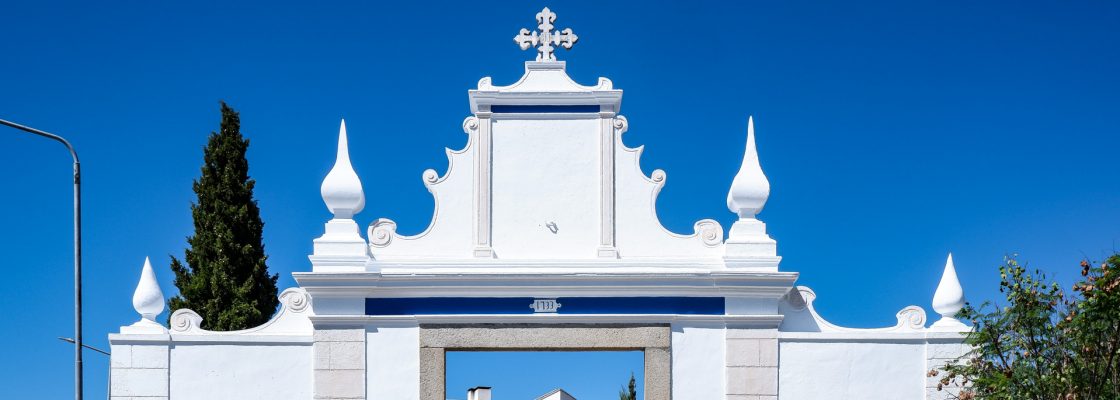 Portal da antiga Quinta dos Frades de S. Domingos recuperado e pintado