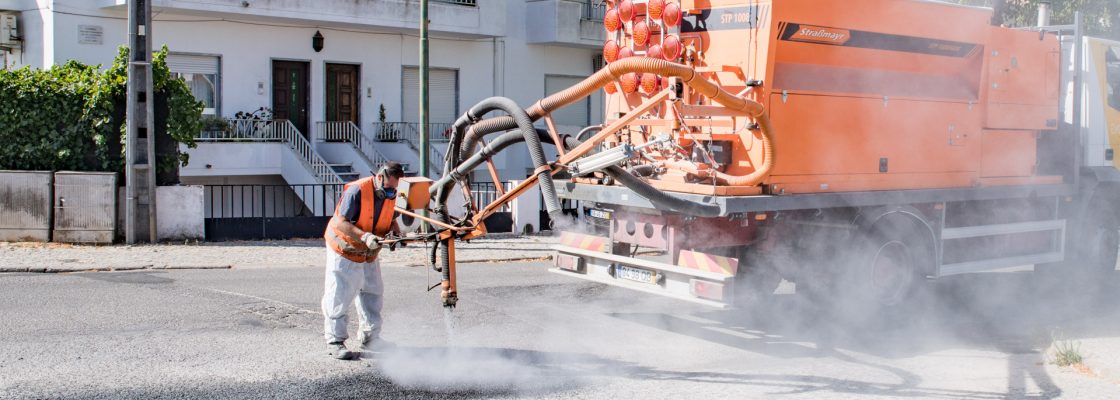 TRABALHOS DE REPARAÇÃO DE PAVIMENTO NA REDE VIÁRIA EM AÇÃO PERMANENTE
