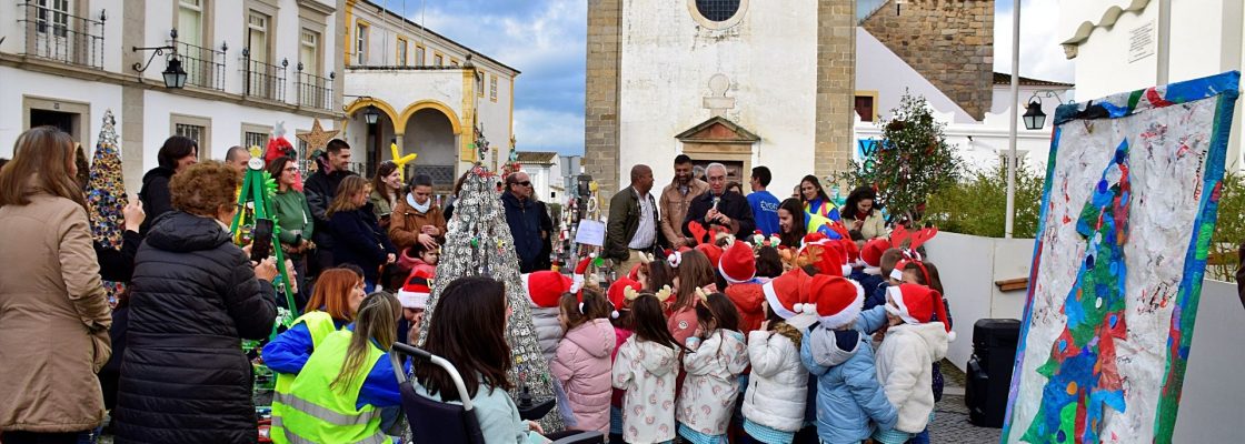 Exposição “Árvores de Natal Recicladas” inaugurada na Praça de Sertório