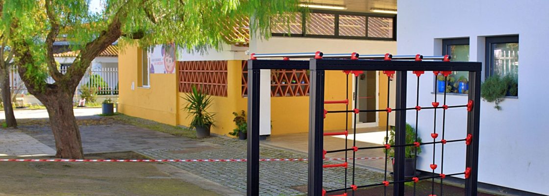 Câmara de Évora instalou novo equipamento lúdico na Escola Básica de Almeirim