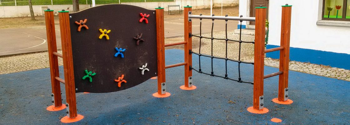 ESPAÇO DE JOGO E RECREIO DA ESCOLA PRIMÁRIA DE S. SEBASTIÃO DA GIESTEIRA GANHA NOVO EQUIPAMENT...