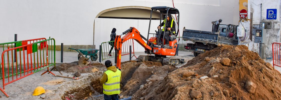 Salão Central Eborense EM CURSO OBRA DE LIGAÇÃO DE INFRAESTRUTURAS DE TELECOMUNICAÇÕES