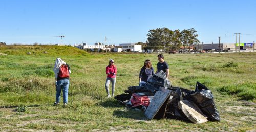 No Dia Mundial da Árvore JOVENS JUNTAM-SE PARA AÇÃO DE LIMPEZA EM ESPAÇO PÚBLICO