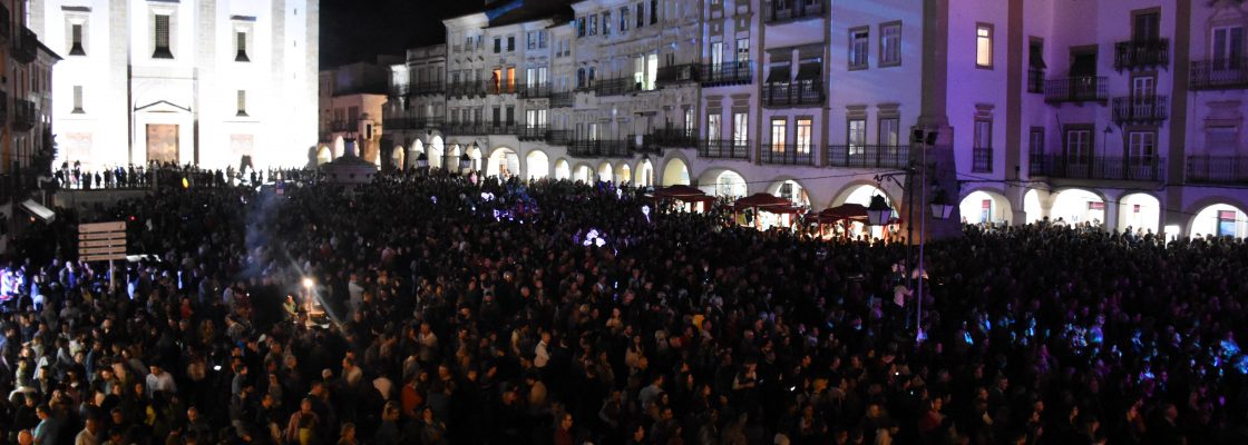49 Anos de LIBERDADE celebrados com enchente na Praça de Giraldo