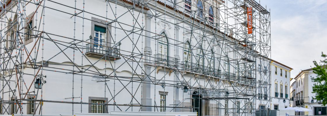 A começar pelo edifício dos Paços do Concelho O CENTRO HISTÓRICO DE ÉVORA VAI TER TELHAS SOL...