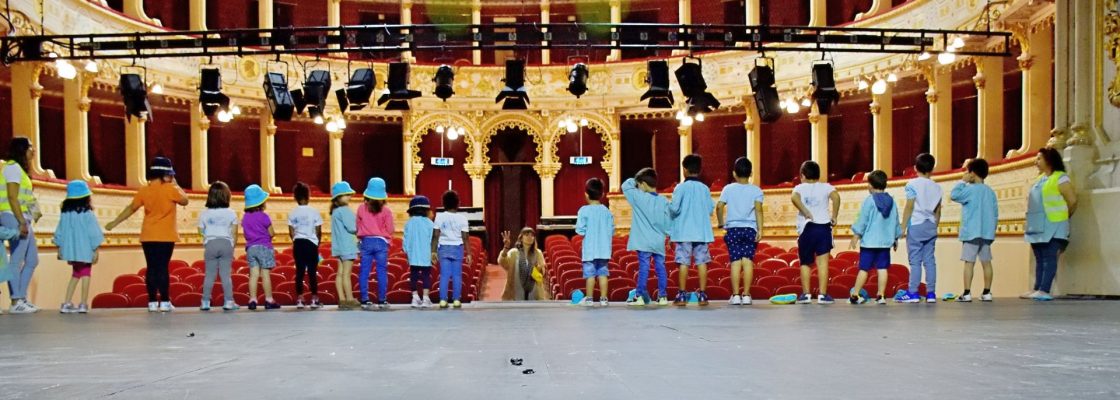 Mais novos descobrem o Teatro Garcia de Resende
