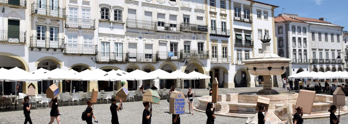 Performance de estudantes da ESAG chama a atenção para situação dos sem abrigo