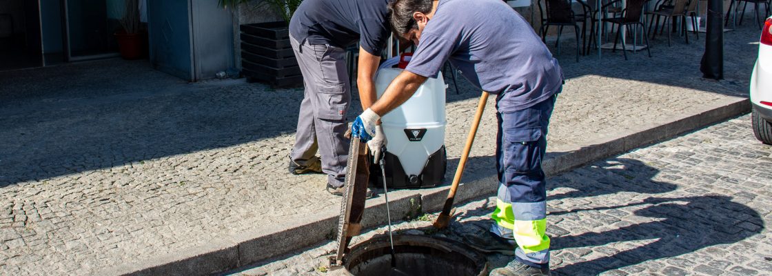 CÂMARA MUNICIPAL INICIOU TRABALHOS DE DESINFESTAÇÃO NO SISTEMA DE ESGOTOS