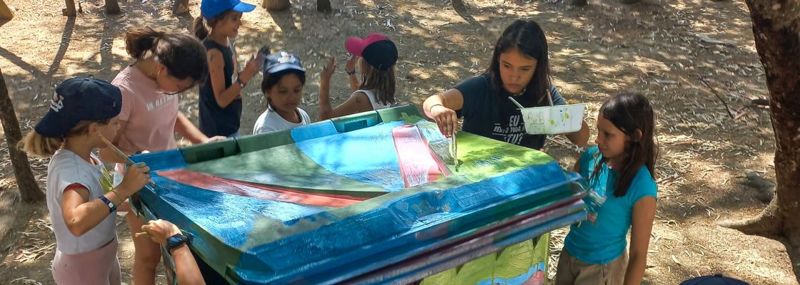 CRIANÇAS DIVERTEM-SE A PINTAR CONTENTORES ENVELHECIDOS PELO USO