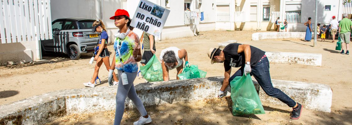 Com o apoio da Câmara Municipal de Évora POPULAÇÃO JUNTA-SE PARA LIMPAR O BAIRRO DA CRUZ DA P...