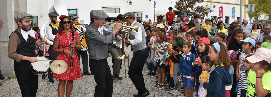 Artes à Rua começou em festa com a participação de dezenas de crianças