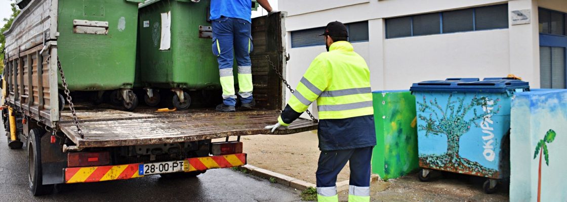 Contentores pintados pelas crianças do Okup@-te já colocados na cidade