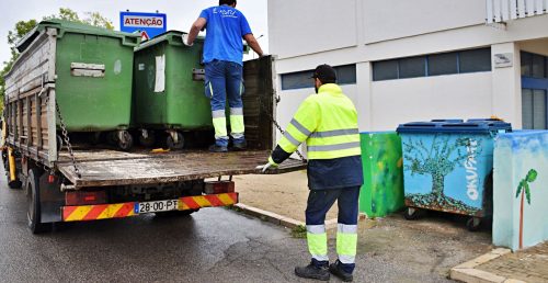 Contentores pintados pelas crianças do Okup@-te já colocados na cidade
