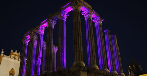 Templo Romano iluminado para assinalar prevenção de maus tratos na infância