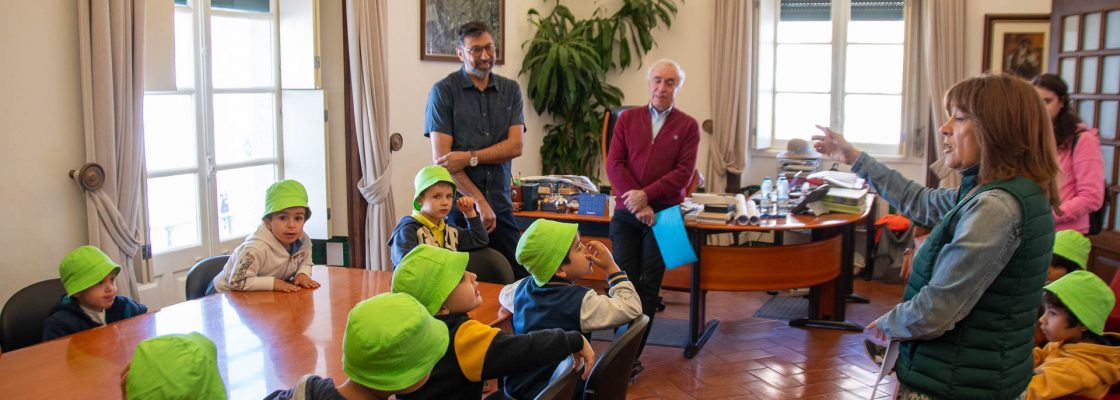 CRIANÇAS DO JARDIM DE INFÂNCIA DA ESCOLA MANUEL FERREIRA PATRÍCIO FAZEM PEDIDO DIRETO AO PRESI...