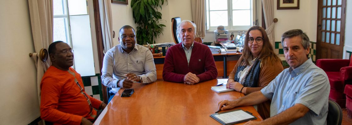 DELEGAÇÃO DA ILHA DE MOÇAMBIQUE RECEBIDA NOS PAÇOS DO CONCELHO