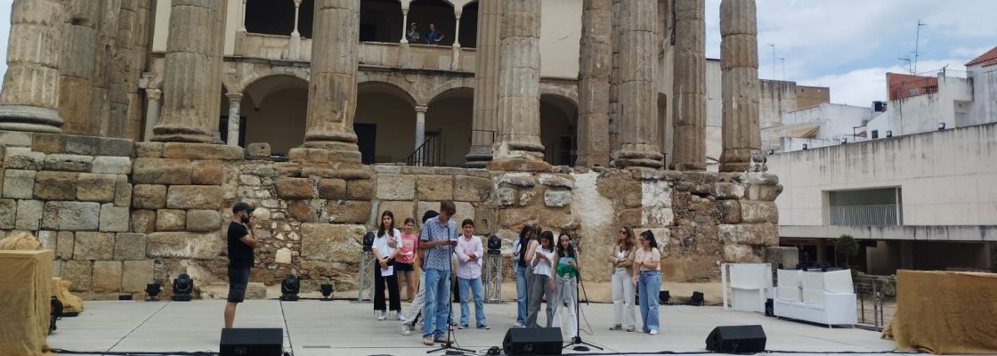 Na cidade de Mérida JOVENS EBORENSES PARTICIPAM EM MARATONA DE LEITURA TRANSFONTEIRIÇA