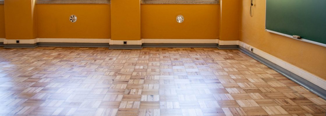 ESCOLA PRIMÁRIA DE VALVERDE COM PAVIMENTO INTERIOR RENOVADO