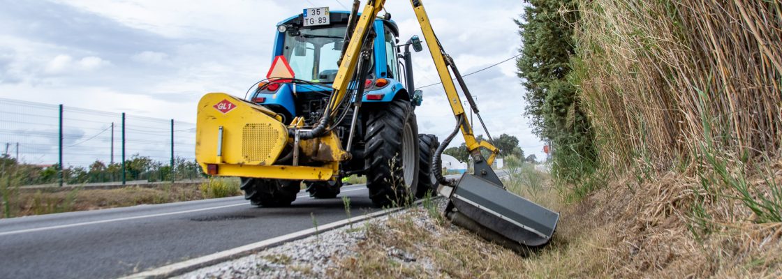 CÂMARA ATENTA À LIMPEZA E DESOBSTRUÇÃO DE BERMAS E TALUDES