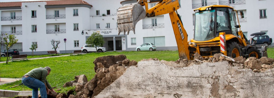 Por motivos de segurança MURO DA TRAVESSA DA PALMEIRA ESTÁ A SER DEMOLIDO