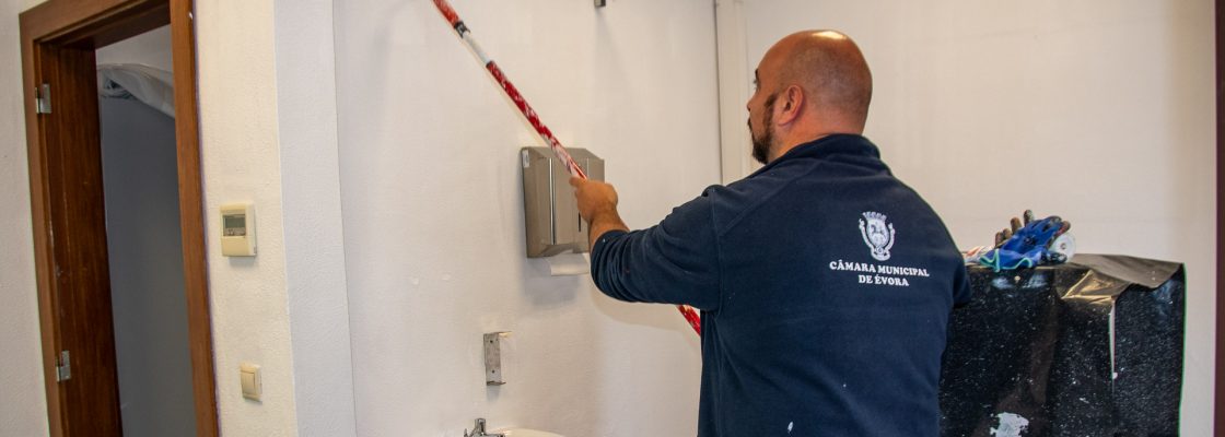 CÂMARA MUNICIPAL DE ÉVORA EFETUA TRABALHOS DE PINTURA E BENEFICIAÇÃO NA UNIDADE LOCAL DE SAÚ...