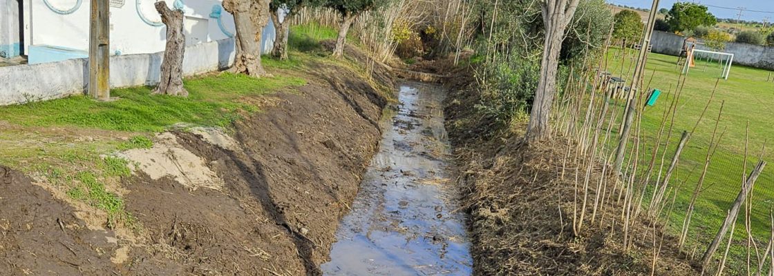 SERVIÇOS MUNICIPAIS ASSEGURAM LIMPEZA DE LINHAS DE ÁGUA