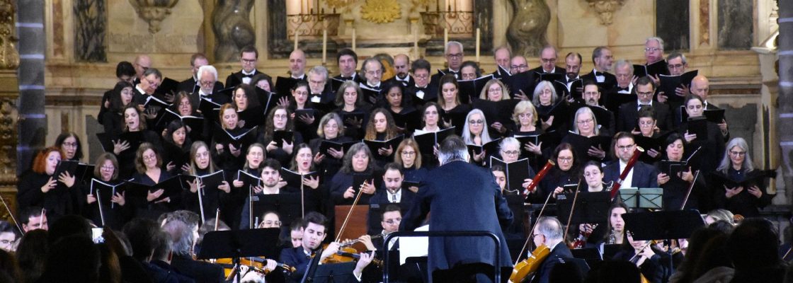 Concerto de Natal da Orquestra Filarmónica Portuguesa levou centenas de eborenses à Igreja De S...