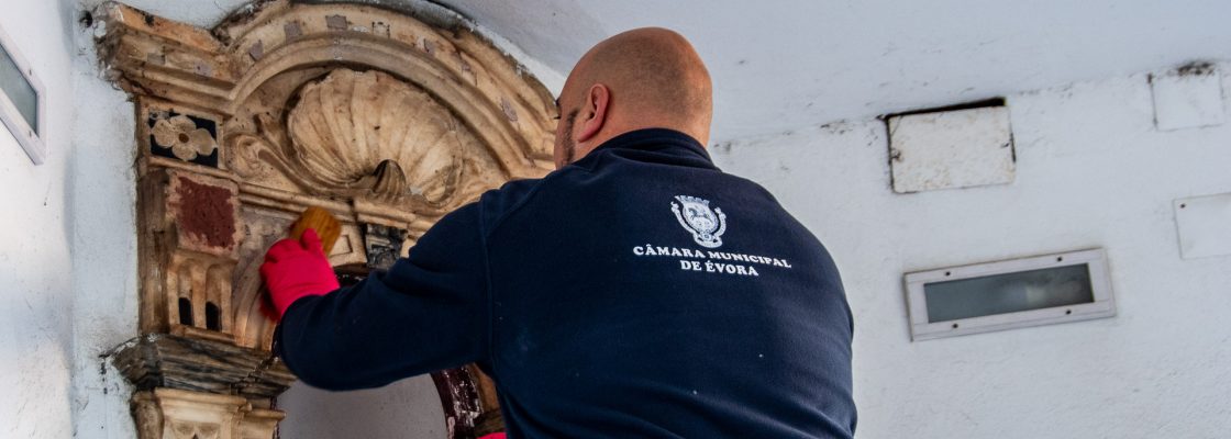 A cuidar dos detalhes NICHO DE SANTO ANTÓNIO EM RECUPERAÇÃO NAS ARCADAS DA PRAÇA DO GIRALDO