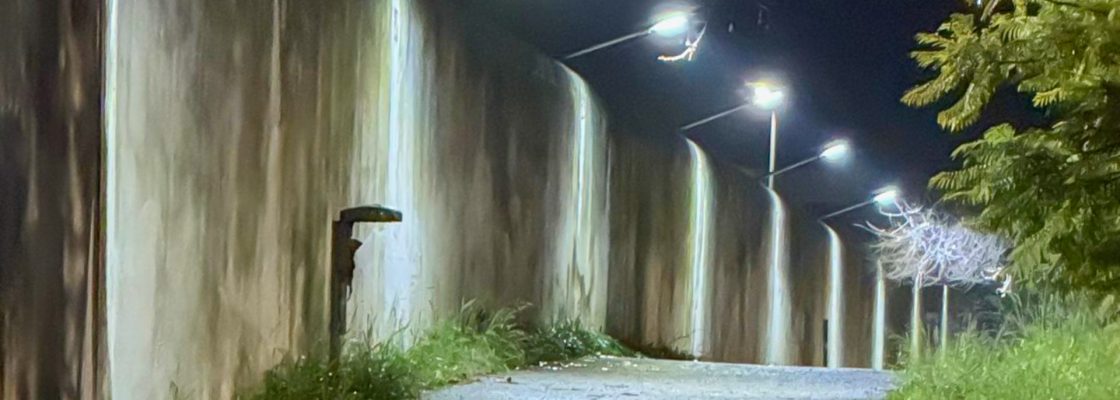 ILUMINAÇÃO PÚBLICA INSTALADA NO CAMINHO PEDONAL DE ACESSO À ESTAÇÃO DA RODOVIÁRIA