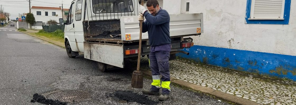BRIGADAS DE CONSERVAÇÃO DE ARRUAMENTOS ATENTAS AOS EFEITOS DA CHUVA