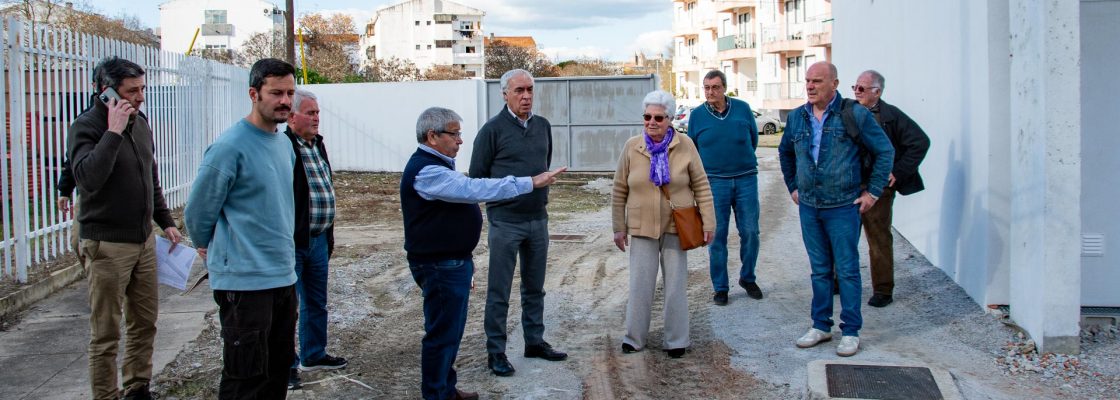OBRA DE ESPAÇOS EXTERIORES DO CENTRO DE CONVÍVIO DA HORTA DAS FIGUEIRAS AVANÇA COM O ACOMPANHA...