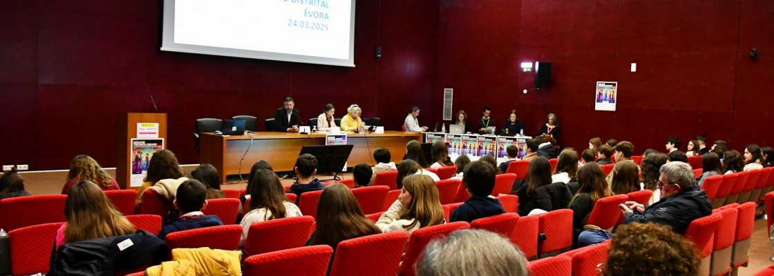 Parlamento dos Jovens volta a Évora para debater novas tecnologias