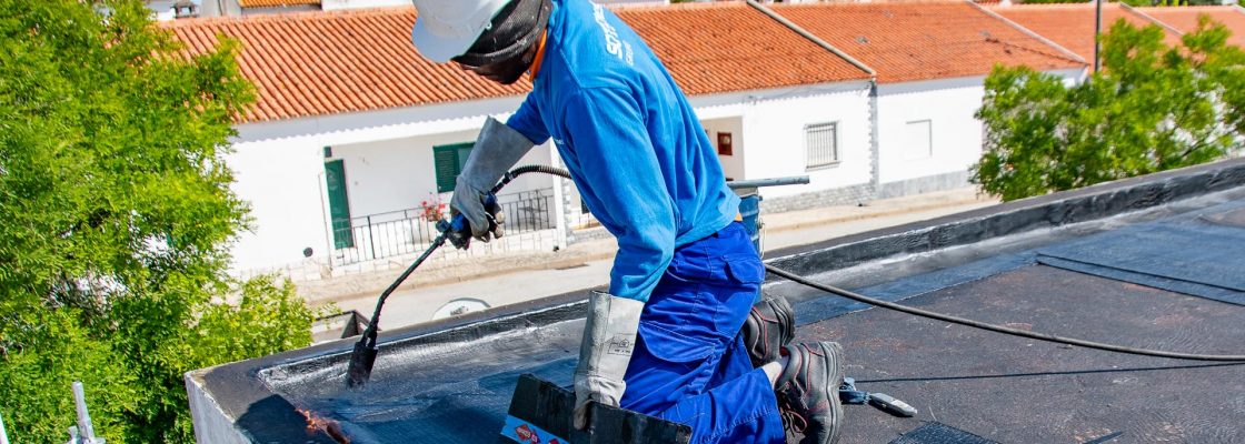 IMPERMEABILIZAÇÃO DA COBERTURA DO EDIFÍCIO DA EXTENSÃO DE SAÚDE DA AZARUJA