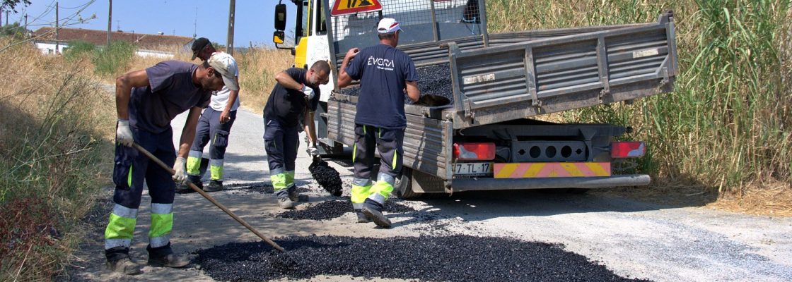 Câmara de Évora procede a diversas reparações na Estrada de Santo Antonico