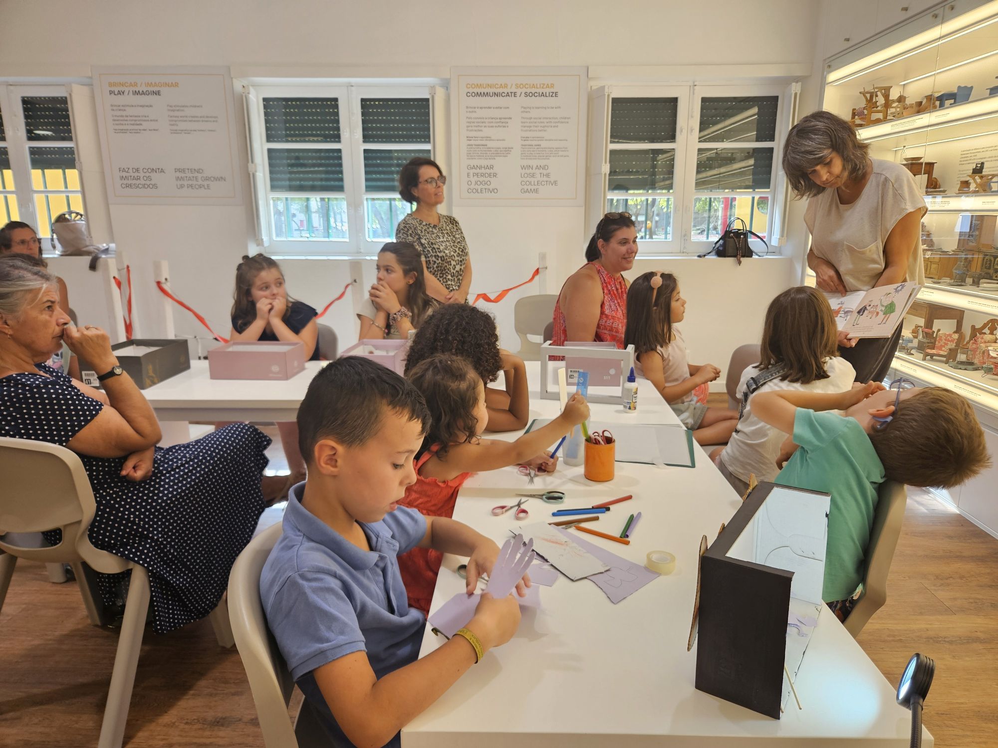 Fábrica de Personagens, do Livro para as mãos, com Helena Imaginário | Oficina de Construção em Papel