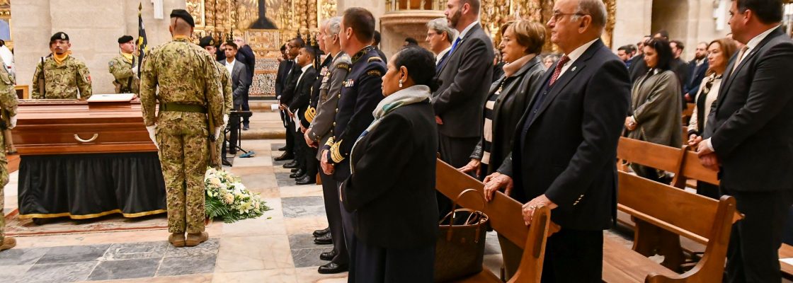 (Português) Restos Mortais de D. José Joaquim Ribeiro já repousam na Igreja do Espírito Santo